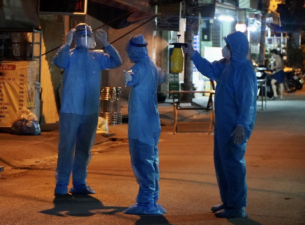 Từng nhóm sau khi hoàn thành nhiệm vụ sẽ khử khuẩn khắp người Từng nhóm sau khi hoàn thành nhiệm vụ sẽ khử khuẩn khắp người