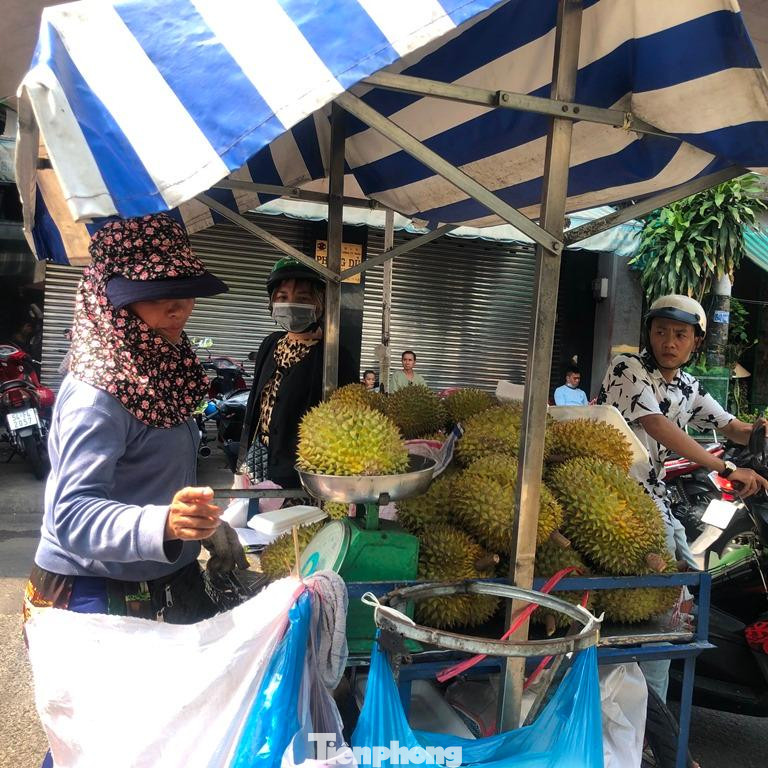 “Giá này gần như bằng với giá về chợ đầu mối chuyên hàng sỉ. Chúng tôi lên tận nhà vườn thu mua rồi bán lại, không thông qua thương lái để bớt khâu trung gian” – ông Bình, tiểu thương bán sầu riêng cho biết. “Giá này gần như bằng với giá về chợ đầu mối chuyên hàng sỉ. Chúng tôi lên tận nhà vườn thu mua rồi bán lại, không thông qua thương lái để bớt khâu trung gian” – ông Bình, tiểu thương bán sầu riêng cho biết.
