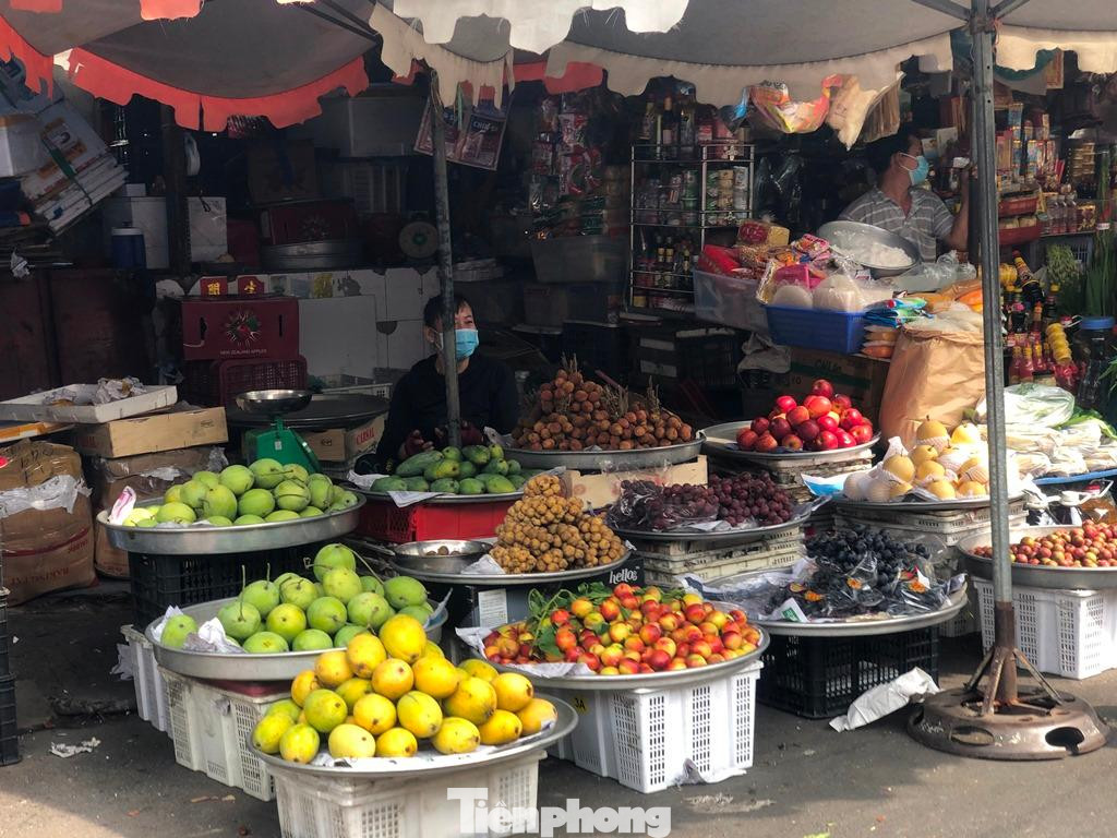 Chị Tú, tiểu thương cho Bà Chiểu (Q.Bình Thạnh, TPHCM) cho biết: “Thời điểm này năm ngoái, mận Hà Nội phải từ 120.000 đồng/kg, thậm chí những ngày bắt đầu có hàng chuyển từ miền Bắc vào TPHCM giá lên đến 180.000-200.000 đồng/kg”. Chị Tú, tiểu thương cho Bà Chiểu (Q.Bình Thạnh, TPHCM) cho biết: “Thời điểm này năm ngoái, mận Hà Nội phải từ 120.000 đồng/kg, thậm chí những ngày bắt đầu có hàng chuyển từ miền Bắc vào TPHCM giá lên đến 180.000-200.000 đồng/kg”.