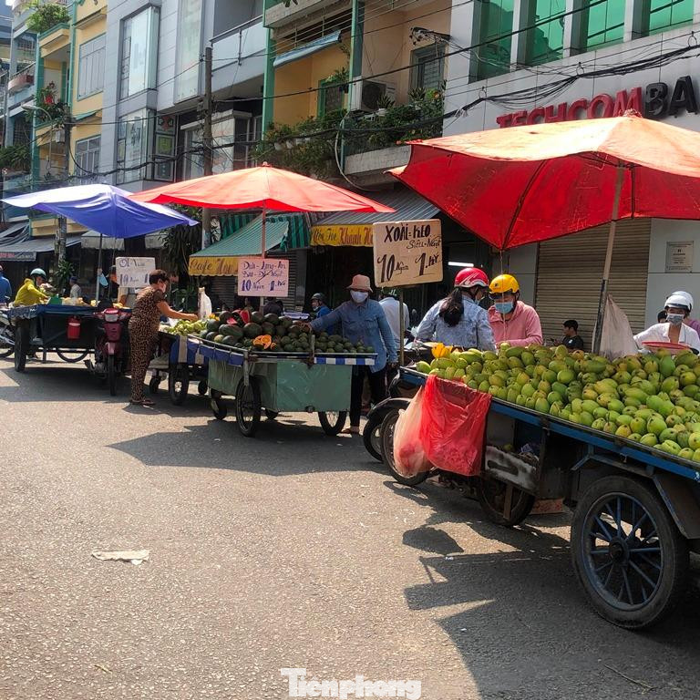 Hiện tại trung bình mỗi đêm mận Hà Nội về chợ ước đạt 54 tấn, giá bán từ 40.000-45.000 đồng/kg. Sầu riêng đầu vụ năm nay giá tương đương mọi năm, từ 70.000-80.000 đồng/kg, mỗi đêm chợ tiêu thụ khoảng 22 tấn. Đối với trái vải, hàng về chợ chủ yếu có nguồn vải Đắk Lắk với mức giá 32.000-45.000 đồng/kg. Nguồn vải này khá hút hàng khi về, trung bình mỗi đêm là 90 tấn. Hiện tại trung bình mỗi đêm mận Hà Nội về chợ ước đạt 54 tấn, giá bán từ 40.000-45.000 đồng/kg. Sầu riêng đầu vụ năm nay giá tương đương mọi năm, từ 70.000-80.000 đồng/kg, mỗi đêm chợ tiêu thụ khoảng 22 tấn. Đối với trái vải, hàng về chợ chủ yếu có nguồn vải Đắk Lắk với mức giá 32.000-45.000 đồng/kg. Nguồn vải này khá hút hàng khi về, trung bình mỗi đêm là 90 tấn.