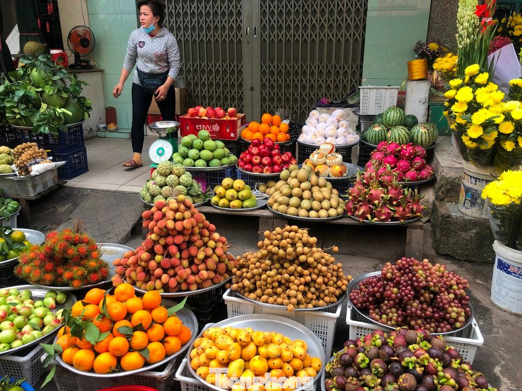 Sáng 17/5, tại nhiều chợ ở TPHCM, những quầy hàng trái cây đầy ắp chủng loại. Trong đó có nhiều trái cây mới bắt đầu vào vụ như xoài, mận, sầu riêng, vải… nhưng giá lại rẻ bất ngờ. Sáng 17/5, tại nhiều chợ ở TPHCM, những quầy hàng trái cây đầy ắp chủng loại. Trong đó có nhiều trái cây mới bắt đầu vào vụ như xoài, mận, sầu riêng, vải… nhưng giá lại rẻ bất ngờ.