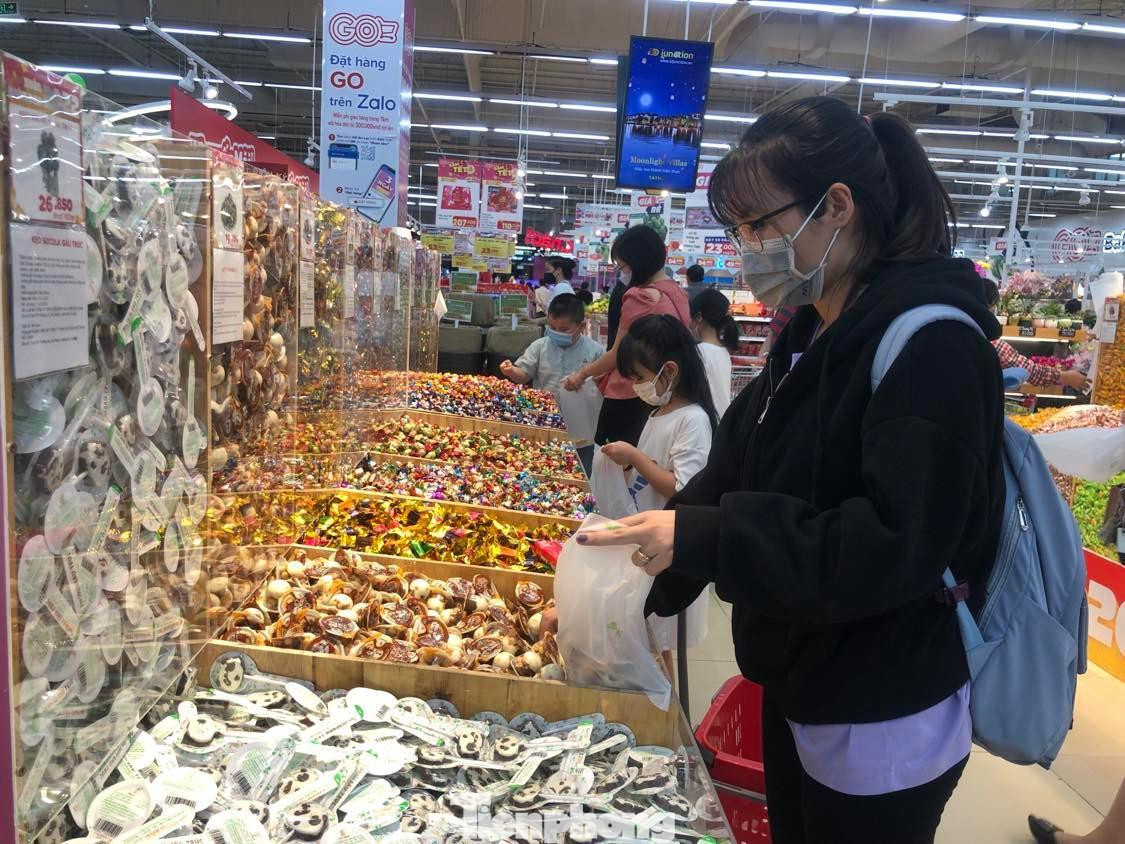 Bánh kẹo Tết dạng xá 20.000 đồng/gram bán tại siêu thị giúp khách hàng dễ dàng mua sắm