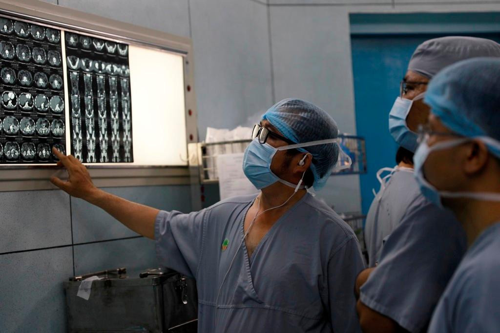 Các bác sĩ hội chẩn trước khi phẫu thuật (ảnh: BVCC) Các bác sĩ hội chẩn trước khi phẫu thuật (ảnh: BVCC)