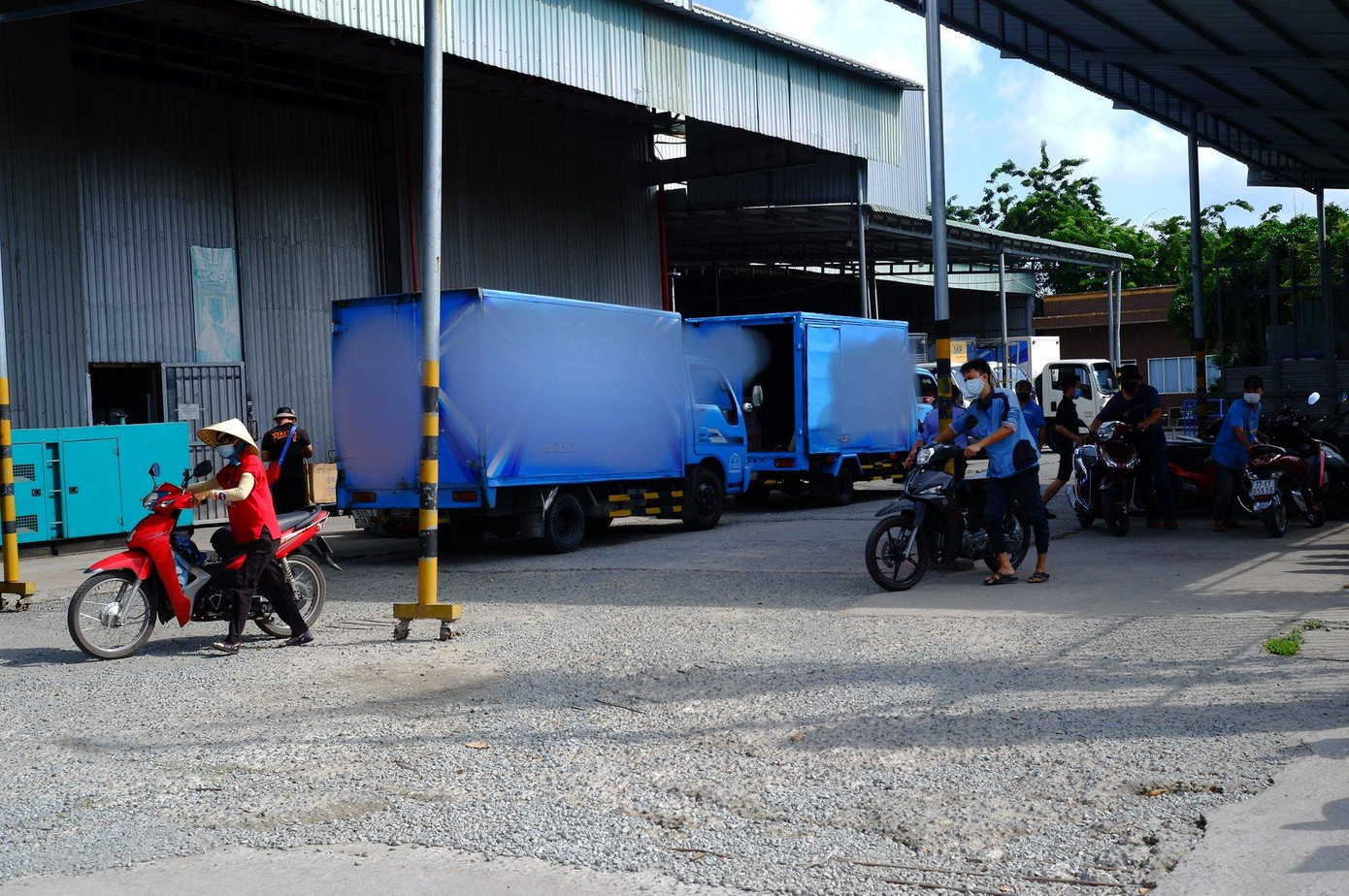 Bước 3: bố trí ngay khu vực cách ly tạm thời đối với F1, tránh tiếp xúc với người khác. Bước 3: bố trí ngay khu vực cách ly tạm thời đối với F1, tránh tiếp xúc với người khác.