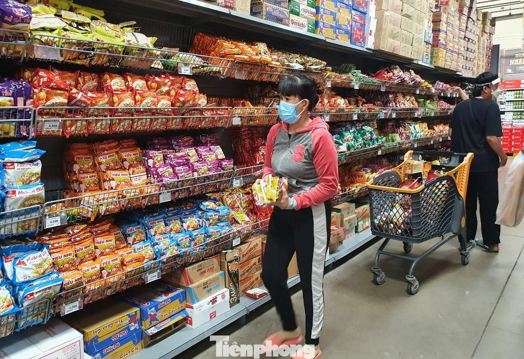 Khu vực thực phẩm khô như mì, hủ tiếu, bún phở khá vắng khách. Sau khi Thành phố cho phép nhiều loại hình kinh doanh trở lại, trong đó có siêu thị, người dân có xu hướng chọn mua thực phẩm tươi nhiều hơn. Khu vực thực phẩm khô như mì, hủ tiếu, bún phở khá vắng khách. Sau khi Thành phố cho phép nhiều loại hình kinh doanh trở lại, trong đó có siêu thị, người dân có xu hướng chọn mua thực phẩm tươi nhiều hơn.
