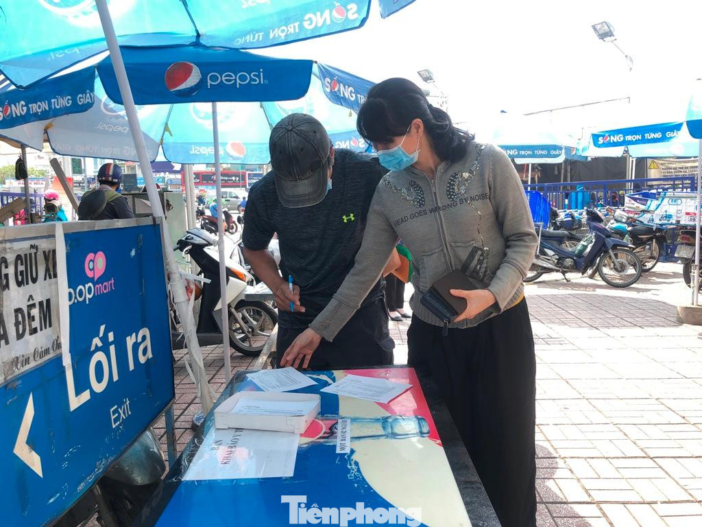 Để vào siêu thị, khách hàng phải khai báo y tế trên giấy hoặc quét mã QR Để vào siêu thị, khách hàng phải khai báo y tế trên giấy hoặc quét mã QR