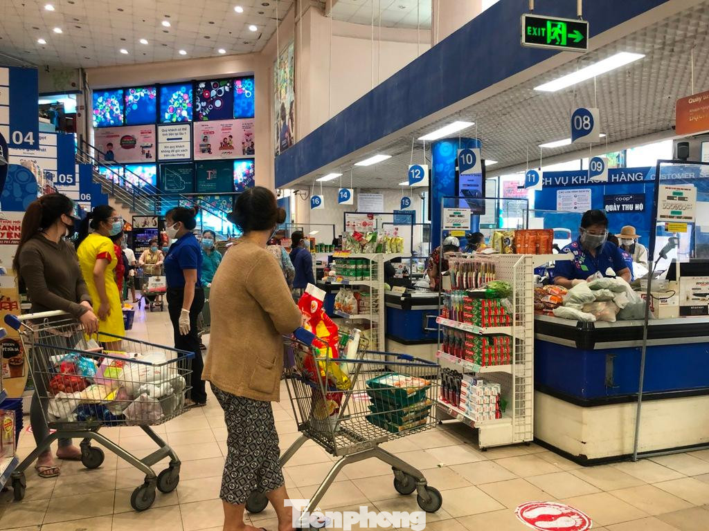 Khách hàng không còn mua sắm nhiều như trước nên việc thanh toán tiền diễn ra nhanh chóng Khách hàng không còn mua sắm nhiều như trước nên việc thanh toán tiền diễn ra nhanh chóng