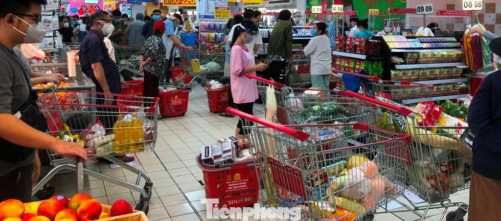 Một siêu thị khá đông khách trong ngày đầu đón khách trở lại Một siêu thị khá đông khách trong ngày đầu đón khách trở lại