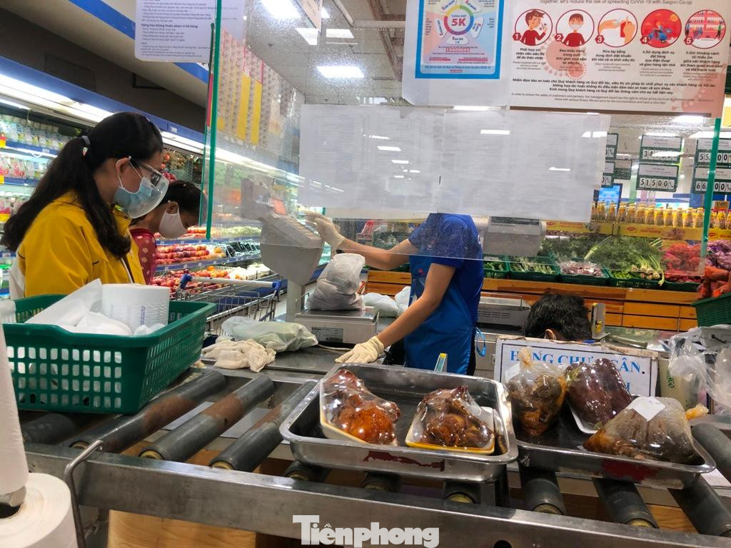 Gà quay thơm ngon, nóng hổi vừa ra lò Gà quay thơm ngon, nóng hổi vừa ra lò