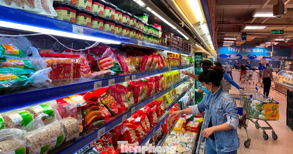 Chị Thu Trang (ngụ Q.Bình Tân, TPHCM) cho biết: "Sau gần 4 tháng, nay tôi mới được vào siêu thị chọn thực phẩm. Rau củ rất tươi, nhiều sản phẩm còn được khuyến mãi, giảm giá..." Chị Thu Trang (ngụ Q.Bình Tân, TPHCM) cho biết: "Sau gần 4 tháng, nay tôi mới được vào siêu thị chọn thực phẩm. Rau củ rất tươi, nhiều sản phẩm còn được khuyến mãi, giảm giá..."