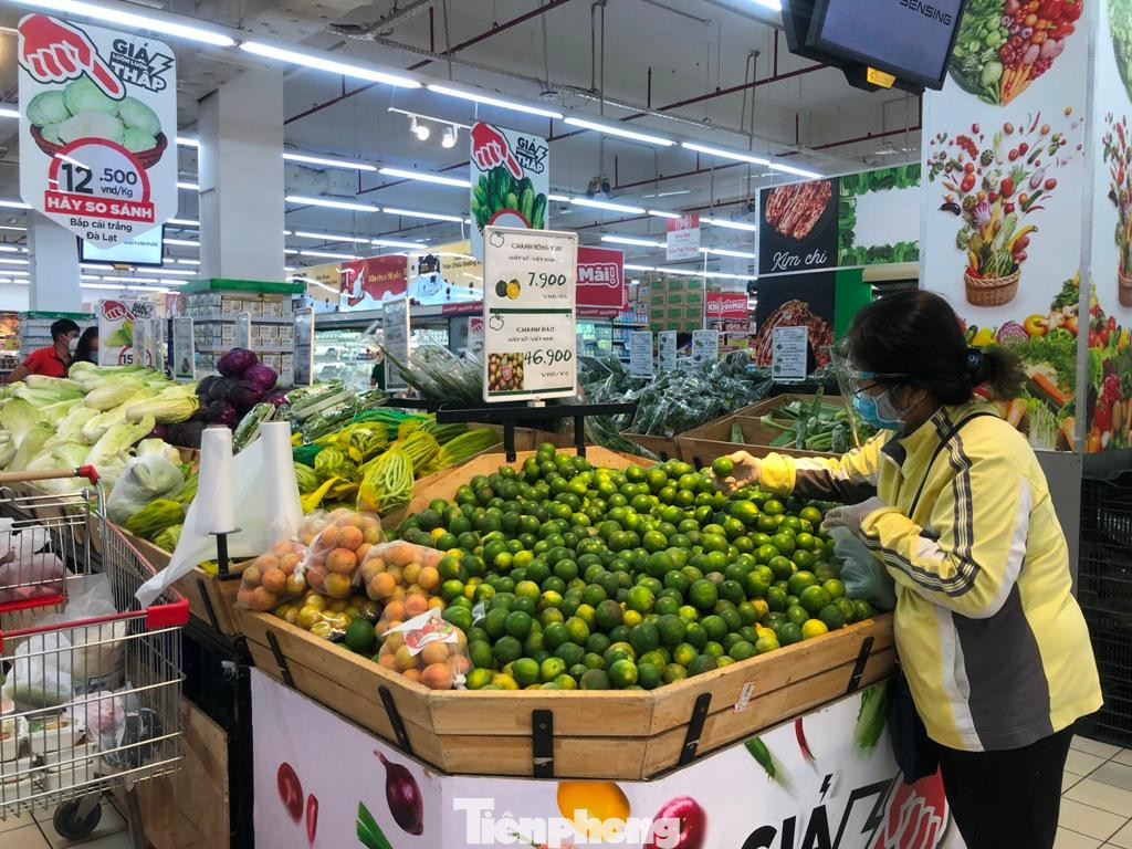 Chanh tươi 7.900 đồng/kg, ổi 12.500 đồng/kg, hồng giòn 29.500 đồng/kg, bắp cải 12.900 đồng/kg... là những mặt hàng nông sản có giá cực mềm hỗ trợ người tiêu dùng. Chanh tươi 7.900 đồng/kg, ổi 12.500 đồng/kg, hồng giòn 29.500 đồng/kg, bắp cải 12.900 đồng/kg... là những mặt hàng nông sản có giá cực mềm hỗ trợ người tiêu dùng.