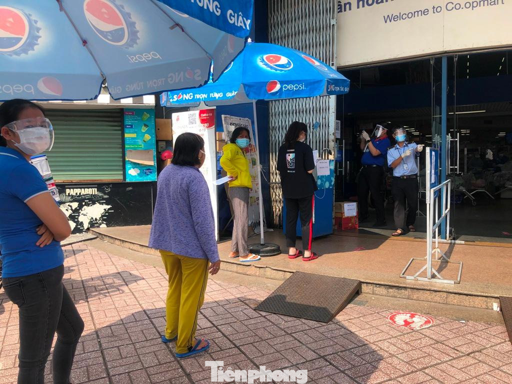 Chỉ những người đã tiêm vắc-xin ngừa COVID-19 mới được vào siêu thị. Chỉ những người đã tiêm vắc-xin ngừa COVID-19 mới được vào siêu thị.