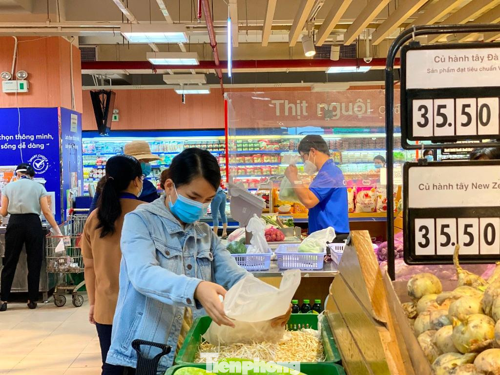 Khách hàng vui mừng vì được tự tay lựa chọn thực phẩm. Khách hàng vui mừng vì được tự tay lựa chọn thực phẩm.