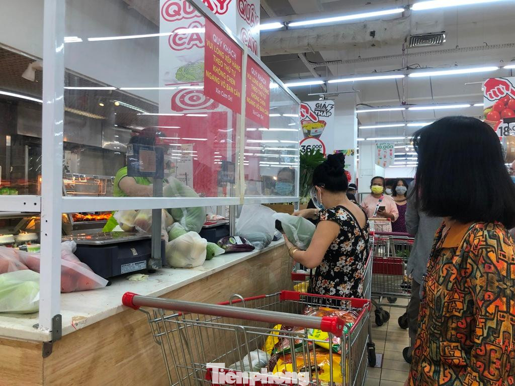 Dòng người xếp hàng chờ cân thực phẩm Dòng người xếp hàng chờ cân thực phẩm