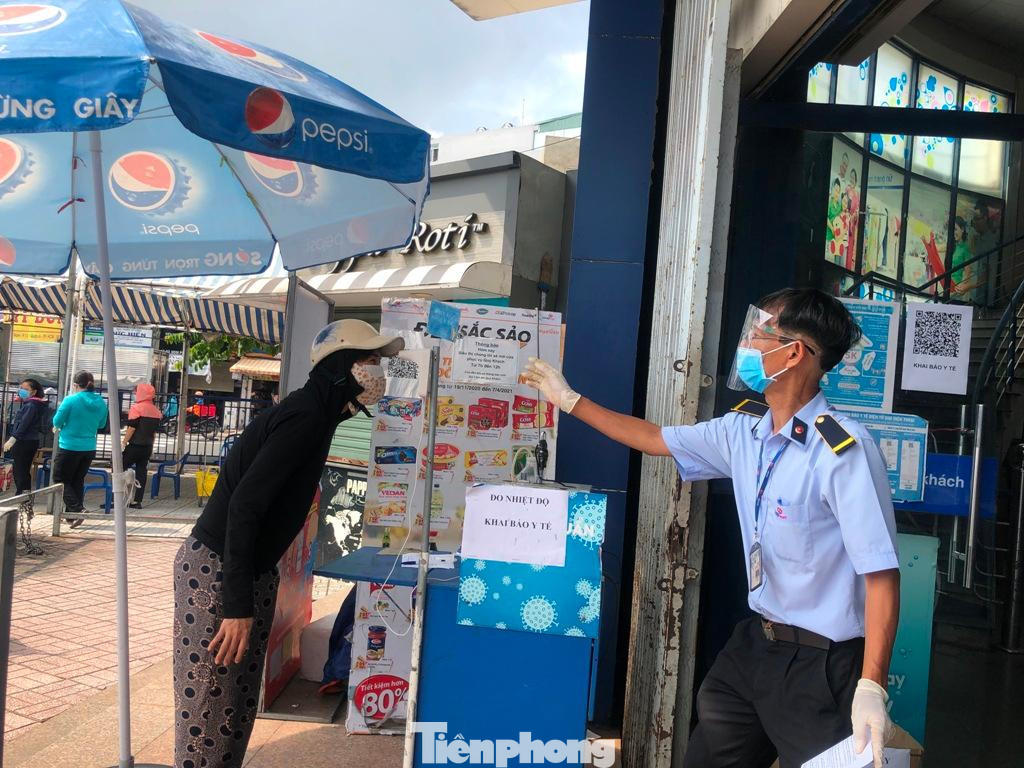 Người dân có "thẻ xanh" được đo nhiệt độ trước khi vào siêu thị mua sắm Người dân có "thẻ xanh" được đo nhiệt độ trước khi vào siêu thị mua sắm