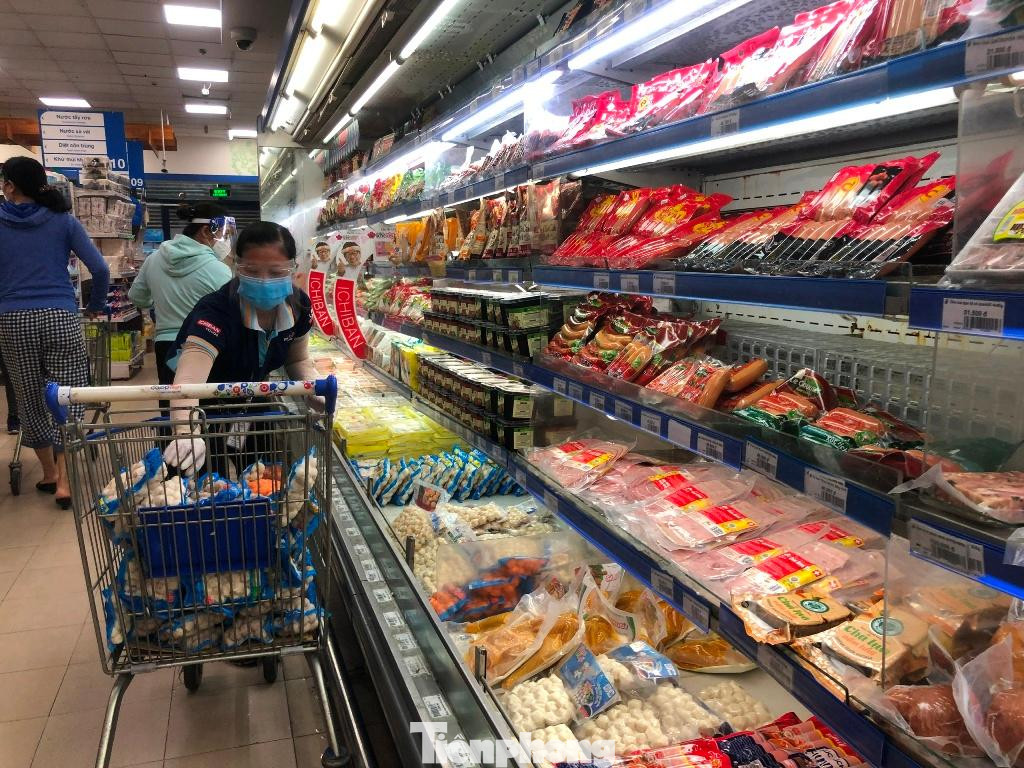 Nhân viên liên tục tiếp hàng lên quầy kệ Nhân viên liên tục tiếp hàng lên quầy kệ