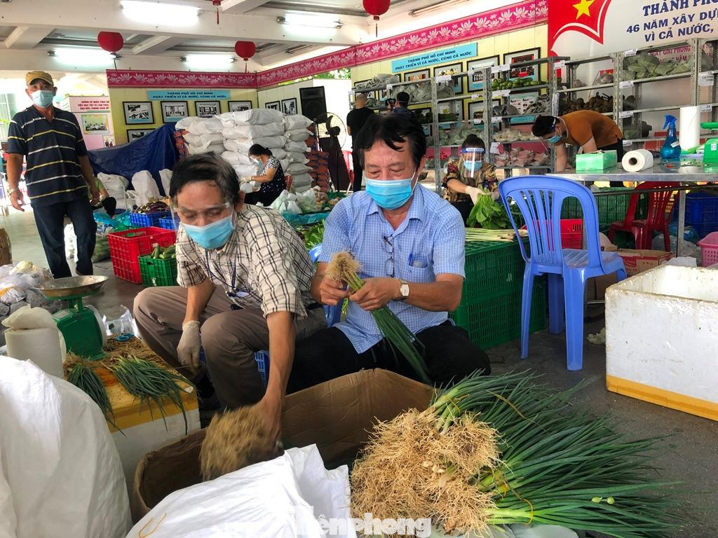 "Siêu thị dã chiến" Trung tâm văn hóa quận 5 huy động cả giáo viên, ban quản lý chợ... soạn hàng, "đi chợ hộ" và giao hàng tận nơi. Tuy nhiên đơn vị cũng chỉ đáp ứng tối đa 400 đơn hàng/ngày.