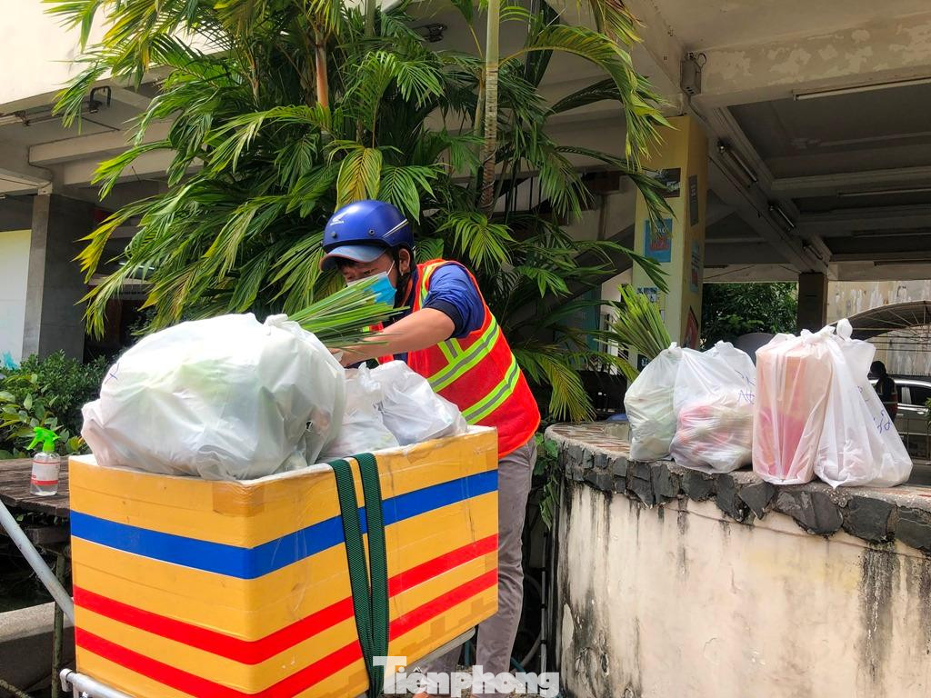 Lực lượng shipper tất bật giao hàng Lực lượng shipper tất bật giao hàng