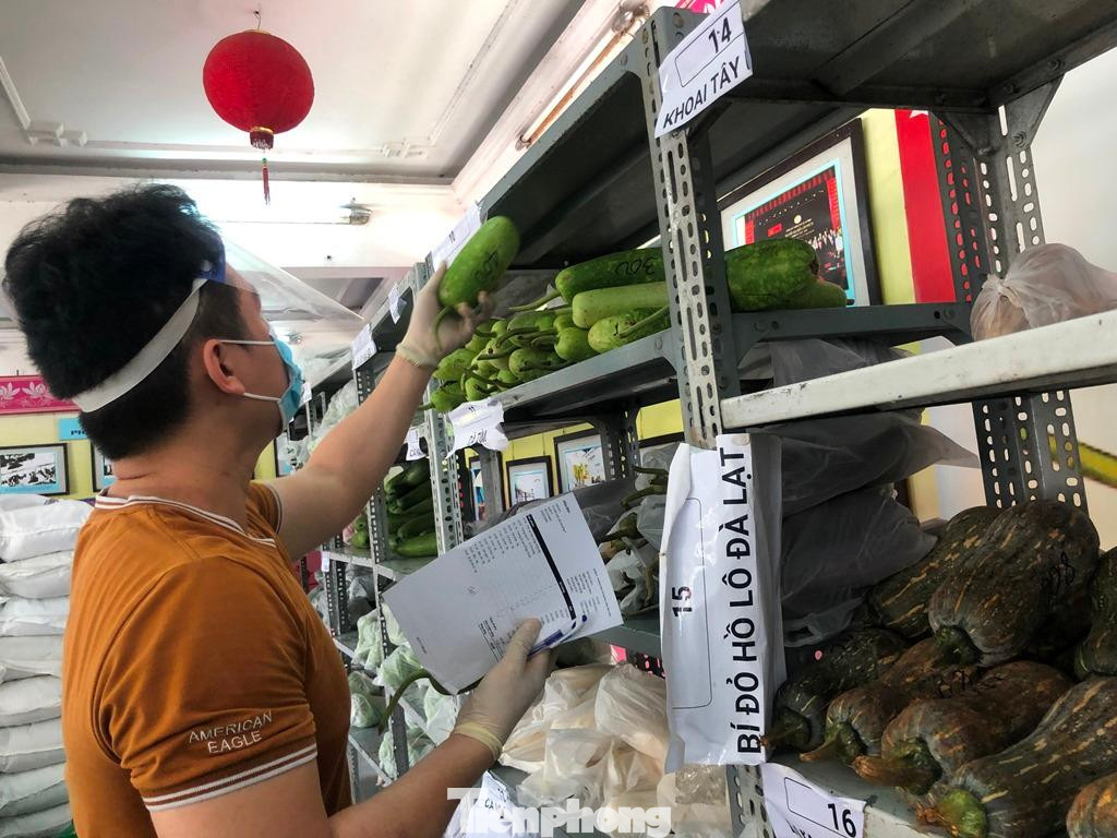 Sau đó có người "đi chợ hộ"