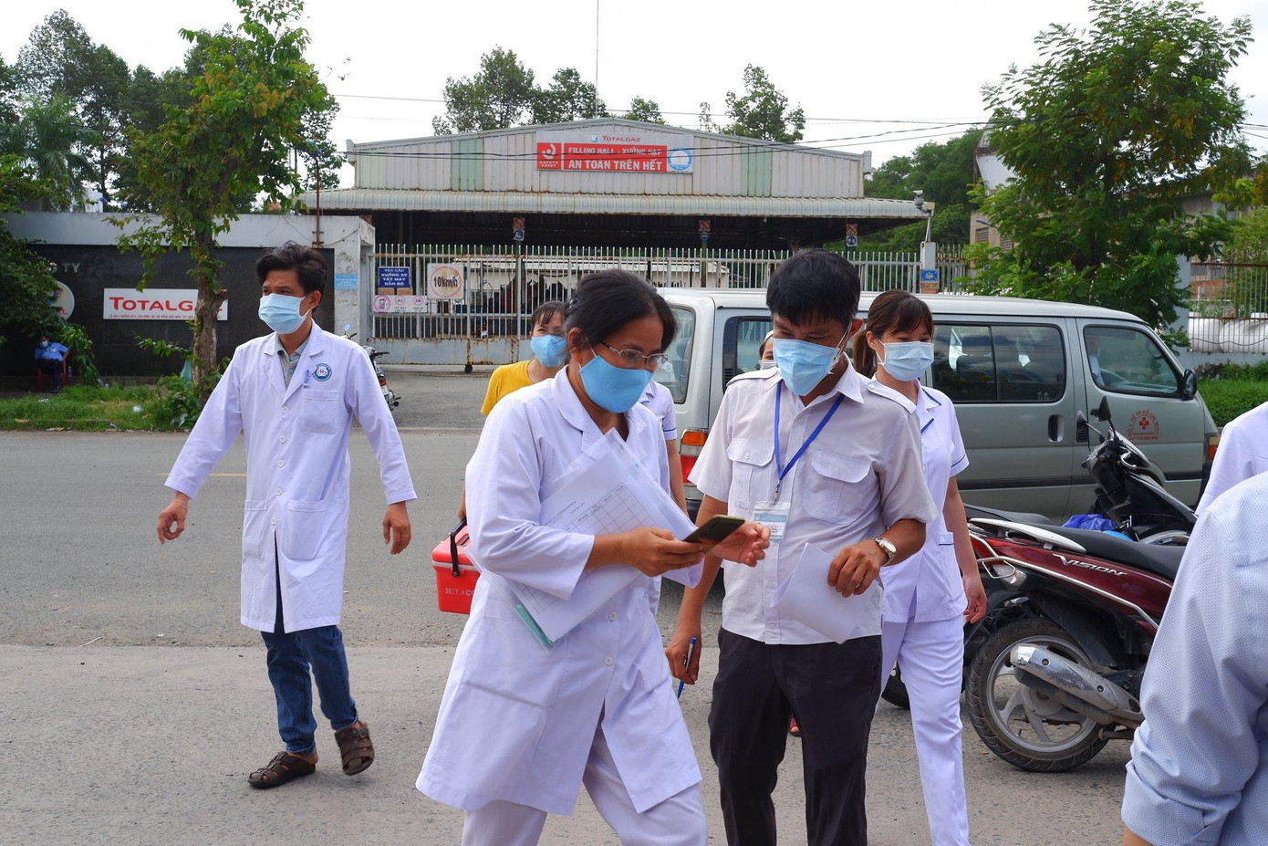 Bước 4: Ngành Y tế điều động khẩn đội điều tra dịch tễ và đội lấy mẫu xét nghiệm đến trực tiếp kho hàng. Bước 4: Ngành Y tế điều động khẩn đội điều tra dịch tễ và đội lấy mẫu xét nghiệm đến trực tiếp kho hàng.