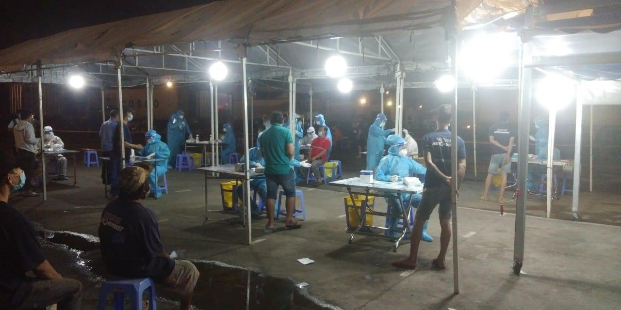TPHCM lấy mẫu xét nghiệm COVID-19 tại chợ đầu mối trong đêm (ảnh: HCDC)