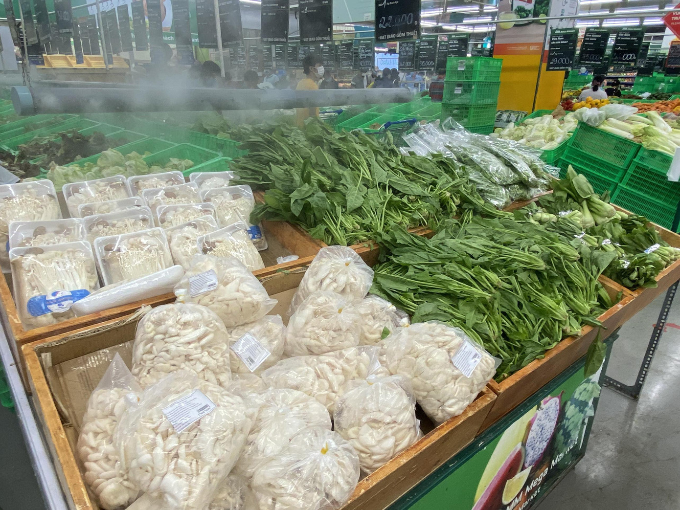 Hệ thống này miễn phí giao hàng trong phạm vi bán kính 10km với khách hàng. Đối với khu vực phong tỏa, cách ly… đơn vị này vẫn giao hàng trong vòng 4 giờ từ khi đặt hàng. Đối với những đơn hàng đặt sau 17h sẽ được chuyển vào ngày hôm sau. MM cũng đang nỗ lực mở rộng thêm các kênh vận chuyển để rút ngắn thời gian giao hàng. Sắp tới, siêu thị này còn đưa vào sử dụng phần mềm Pick &amp; Go. Khách hàng chỉ cần tải ứng dụng, quét mã QR, chọn những sản phẩm cần, các sản phẩm này sẽ được cho vào “giỏ hàng” trên ứng dụng. Ngay khi khách hoàn tất việc lấy hàng, bấm thanh toán, toàn bộ chi phí mua hàng sẽ được tính vào tài khoản của bạn.