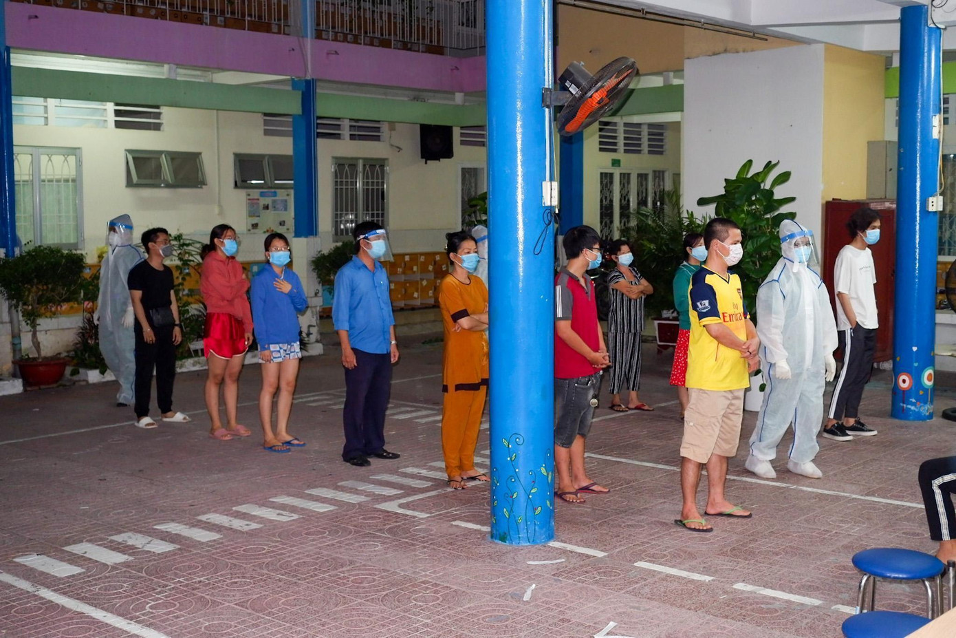 Nhiều người trang bị cả mũ chống giọt bắn khi lấy mẫu (ảnh: HCDC)