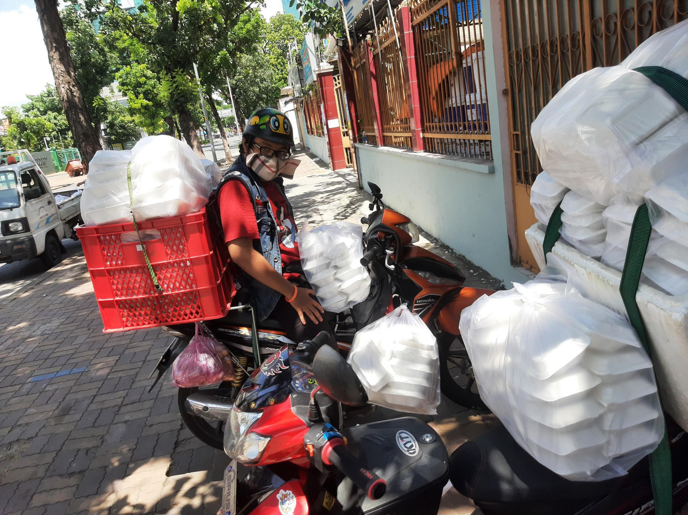 Ở Trung tâm, các tình nguyện viên đều đến từ nhiều ngành nghề khác nhau, có chị là chủ phòng khám, có bạn là sinh viên, có anh kinh doanh online… Lại có những tình nguyện viên ở rất xa, từ Bình Dương, TP Thủ Đức, Hóc Môn… mỗi ngày đều chạy xe đến bếp ăn phụ nấu nướng, giao cơm… Ở Trung tâm, các tình nguyện viên đều đến từ nhiều ngành nghề khác nhau, có chị là chủ phòng khám, có bạn là sinh viên, có anh kinh doanh online… Lại có những tình nguyện viên ở rất xa, từ Bình Dương, TP Thủ Đức, Hóc Môn… mỗi ngày đều chạy xe đến bếp ăn phụ nấu nướng, giao cơm…