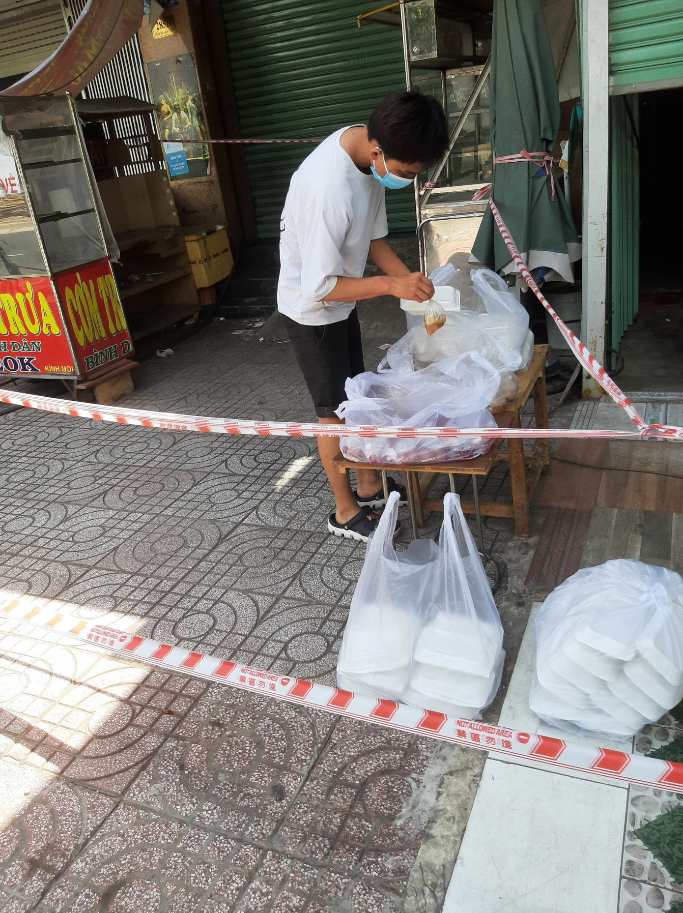 Với các tình nguyện viên tại bếp ăn, họ đều có chung niềm đam mê thiện nguyện, muốn góp công góp sức để hỗ trợ những người có hoàn cảnh vượt qua khó khăn giữa lúc đại dịch… Với các tình nguyện viên tại bếp ăn, họ đều có chung niềm đam mê thiện nguyện, muốn góp công góp sức để hỗ trợ những người có hoàn cảnh vượt qua khó khăn giữa lúc đại dịch…