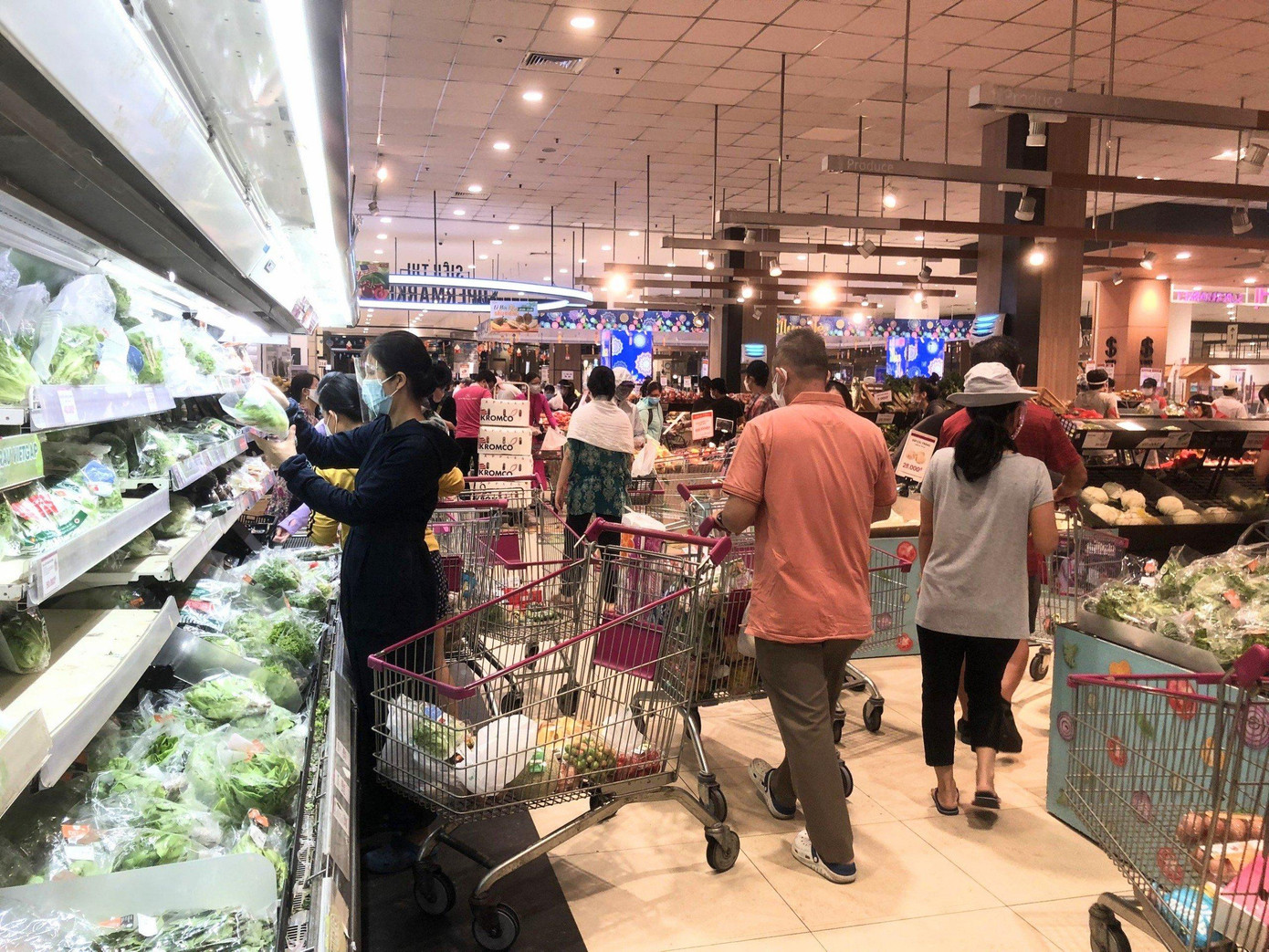 Đại diện AEON Việt Nam cho biết, ghi nhận trong buổi sáng, lượng khách hàng tăng đột biến từ 2-3 lần so với các ngày trước. Khách hàng chủ yếu mua thực phẩm tươi sống như thịt, cá, trứng, rau củ quả cùng nhiều mặt hàng lương thực khô như mì, miến, bún… Ngoài ra, các nhóm thực phẩm đông lạnh, sữa… cũng được tiêu thụ mạnh. Từ đó phát sinh tình trạng thiếu hàng cục bộ trong một số thời điểm, và khách hàng xếp hàng dài để chờ thanh toán.