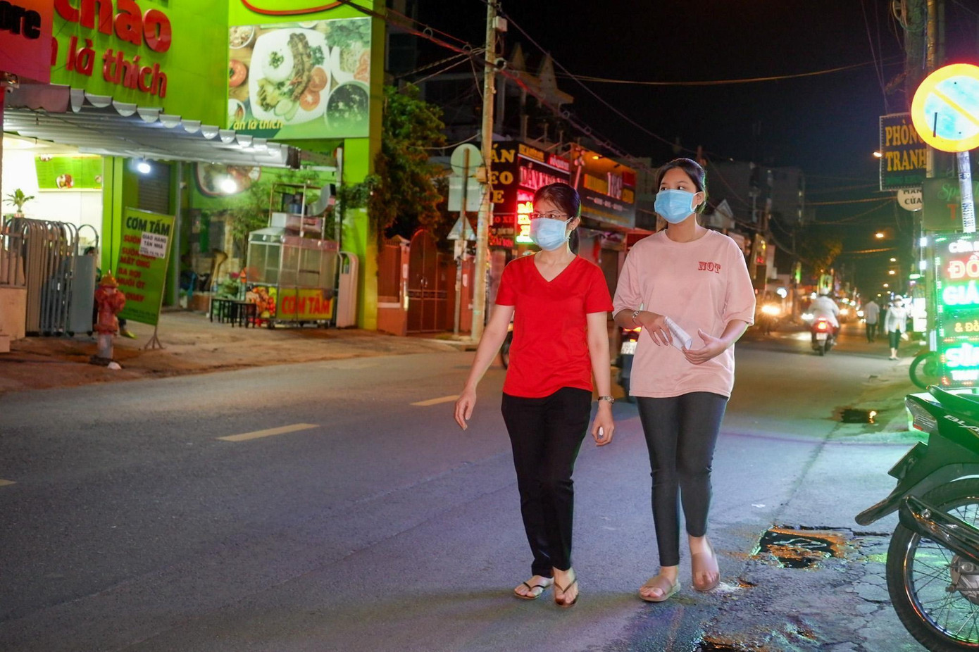 Người dân khu vực gần chợ Sơn Kỳ được thông báo và điều động đến điểm lấy mẫu (ảnh: HCDC)