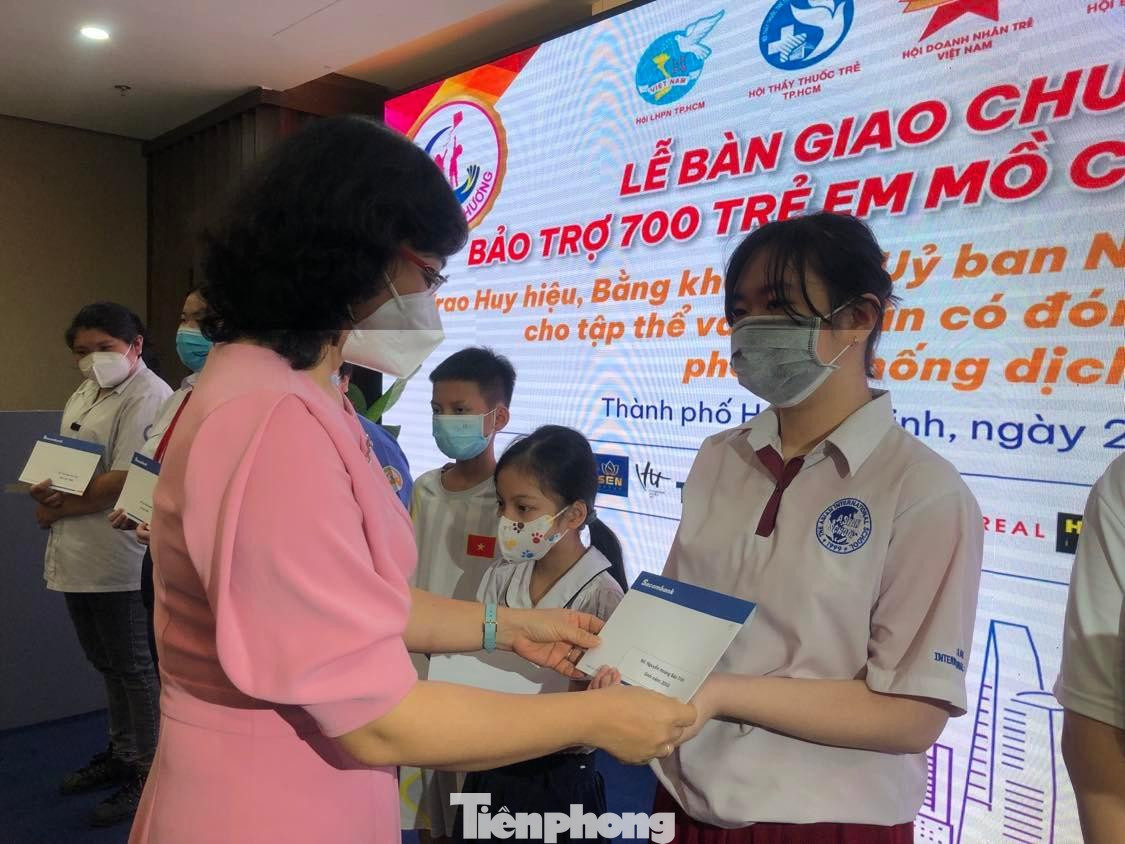 Bà Phan Thị Thắng - Phó chủ tịch UBND TPHCM trao phần hỗ trợ cho trẻ mồ côi do dịch bệnh