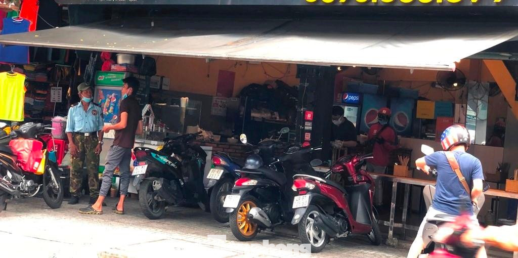 Một tiệm bún bò trên đường Cao Thắng (Q.10, TPHCM) đa số khách mua hàng mang về hoặc các shipper đến lấy hàng khách đặt qua app. "Từ sáng đến giờ tôi đã giao gần cả trăm đơn hàng, nhiều gấp đôi so với những ngày thường. Chúng tôi thực hiện phòng dịch như mang khẩu trang, rửa tay sát khuẩn... khi nhận và giao hàng. Dù rất mệt nhưng vẫn vui vì thu nhập tăng, khách hàng cũng yên tâm khi không cần phải ra ngoài" - anh Bảo (shipper công nghệ) chia sẻ. Một tiệm bún bò trên đường Cao Thắng (Q.10, TPHCM) đa số khách mua hàng mang về hoặc các shipper đến lấy hàng khách đặt qua app. "Từ sáng đến giờ tôi đã giao gần cả trăm đơn hàng, nhiều gấp đôi so với những ngày thường. Chúng tôi thực hiện phòng dịch như mang khẩu trang, rửa tay sát khuẩn... khi nhận và giao hàng. Dù rất mệt nhưng vẫn vui vì thu nhập tăng, khách hàng cũng yên tâm khi không cần phải ra ngoài" - anh Bảo (shipper công nghệ) chia sẻ.