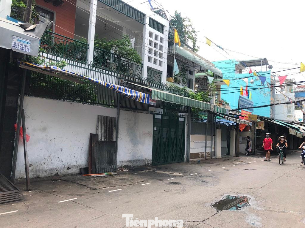 "Chúng tôi đã được lấy mẫu xét nghiệm COVID-19 và đều có kết quả âm tính, người F1 từng đến đây ăn uống cũng âm tính nên khu vực này cũng được gỡ phong tỏa. Mừng lắm! Chắc ngày mai chúng tôi sẽ mở hàng trở lại" - ông Thành, người dân khu vực này bộc bạch. "Chúng tôi đã được lấy mẫu xét nghiệm COVID-19 và đều có kết quả âm tính, người F1 từng đến đây ăn uống cũng âm tính nên khu vực này cũng được gỡ phong tỏa. Mừng lắm! Chắc ngày mai chúng tôi sẽ mở hàng trở lại" - ông Thành, người dân khu vực này bộc bạch.