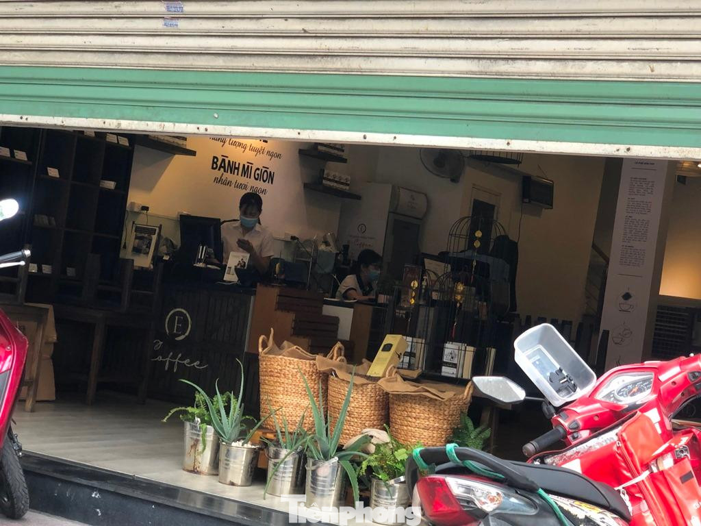 Trưa ngày 22/5, ghi nhận tại nhiều tuyến đường ở TPHCM, đa số các hàng quán kinh doanh ăn uống đều chấp hành nghiêm việc hạn chế bán tại chỗ, đẩy mạnh bán mang về và giao hàng online. Quán cà phê - bánh mì ở quận 3 dẹp hết bàn ghế và chỉ phục vụ khách mua mang đi. Trưa ngày 22/5, ghi nhận tại nhiều tuyến đường ở TPHCM, đa số các hàng quán kinh doanh ăn uống đều chấp hành nghiêm việc hạn chế bán tại chỗ, đẩy mạnh bán mang về và giao hàng online. Quán cà phê - bánh mì ở quận 3 dẹp hết bàn ghế và chỉ phục vụ khách mua mang đi.