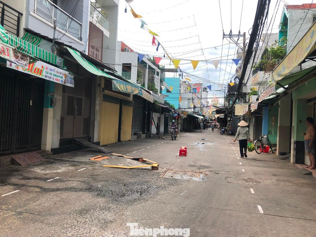 Trong khi đó, khu vực chợ 200 Xóm Chiếu (Q.4, TPHCM) cũng đã được gỡ bỏ phong tỏa từ sáng ngày 22/5. Tuy nhiên vẫn chưa có cửa hàng ăn uống nào hoạt động trở lại. Trong khi đó, khu vực chợ 200 Xóm Chiếu (Q.4, TPHCM) cũng đã được gỡ bỏ phong tỏa từ sáng ngày 22/5. Tuy nhiên vẫn chưa có cửa hàng ăn uống nào hoạt động trở lại.