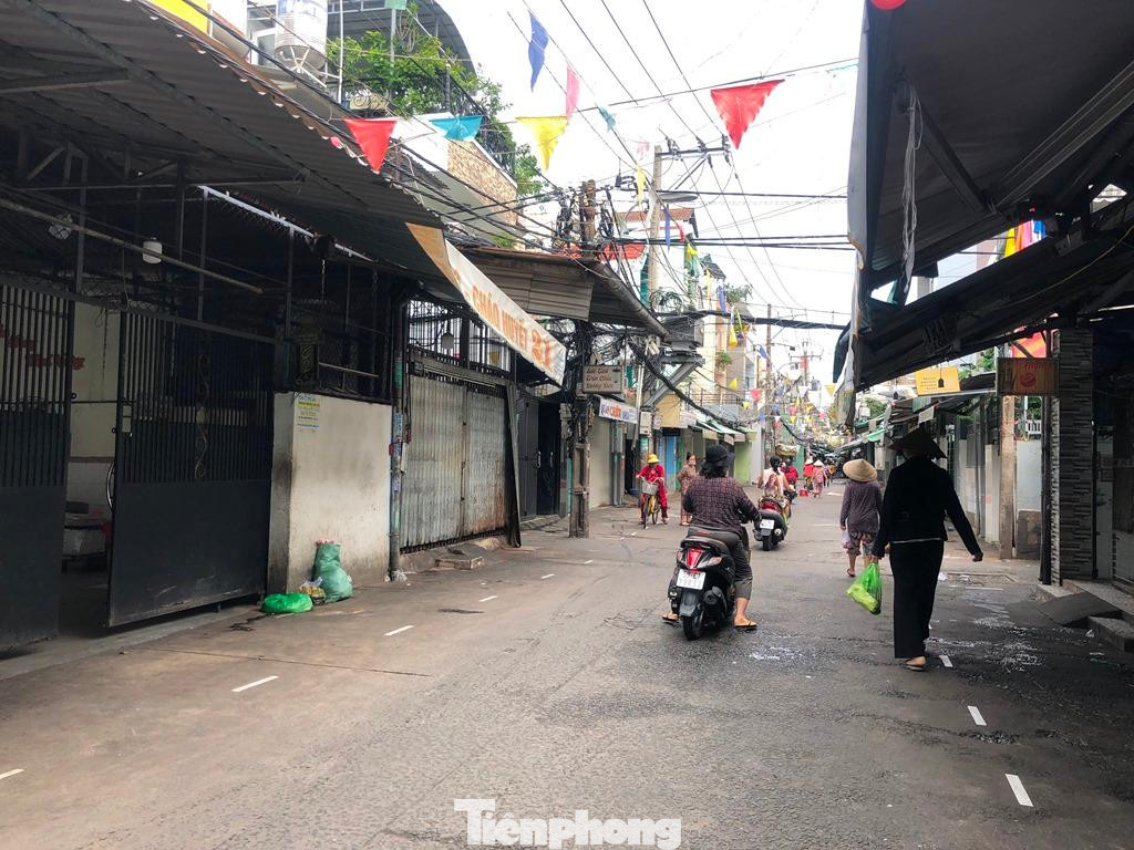 Chợ 200 Xóm Chiếu (Q.4, TPHCM) đã trở lại nhịp sống đời thường, tuy nhiên người dân cho hay sau vụ việc này, họ chấp hành nghiêm việc phòng dịch hơn như buôn bán phải đeo khẩu trang, rửa tay thường xuyên, sắp bàn ghế giãn cách... Đồng thời hạn chế phục vụ tại chỗ, đẩy mạnh bán hàng online, mua mang về là chủ yếu... Chợ 200 Xóm Chiếu (Q.4, TPHCM) đã trở lại nhịp sống đời thường, tuy nhiên người dân cho hay sau vụ việc này, họ chấp hành nghiêm việc phòng dịch hơn như buôn bán phải đeo khẩu trang, rửa tay thường xuyên, sắp bàn ghế giãn cách... Đồng thời hạn chế phục vụ tại chỗ, đẩy mạnh bán hàng online, mua mang về là chủ yếu...