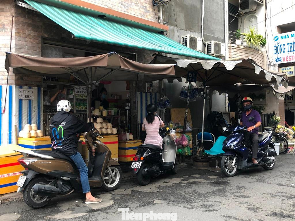 Các hàng quán đối diện con hẻm 287 Nguyễn Đình Chiểu (Q.3) cũng trở nên thưa vắng khách hơn. Các hàng quán đối diện con hẻm 287 Nguyễn Đình Chiểu (Q.3) cũng trở nên thưa vắng khách hơn.