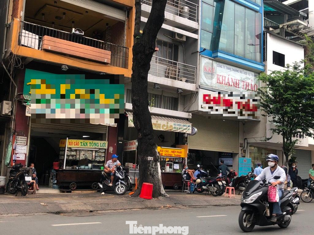 Theo ghi nhận của PV báo Tiền Phong, khác với cảnh tấp nập các gia đình đưa nhau đi ăn uống dịp cuối tuần, trong sáng và trưa ngày 22/5, hầu hết hàng quán đều vắng khách. Nhiều nhân viên ngồi chơi không vì không có khách để phục vụ. Theo ghi nhận của PV báo Tiền Phong, khác với cảnh tấp nập các gia đình đưa nhau đi ăn uống dịp cuối tuần, trong sáng và trưa ngày 22/5, hầu hết hàng quán đều vắng khách. Nhiều nhân viên ngồi chơi không vì không có khách để phục vụ.