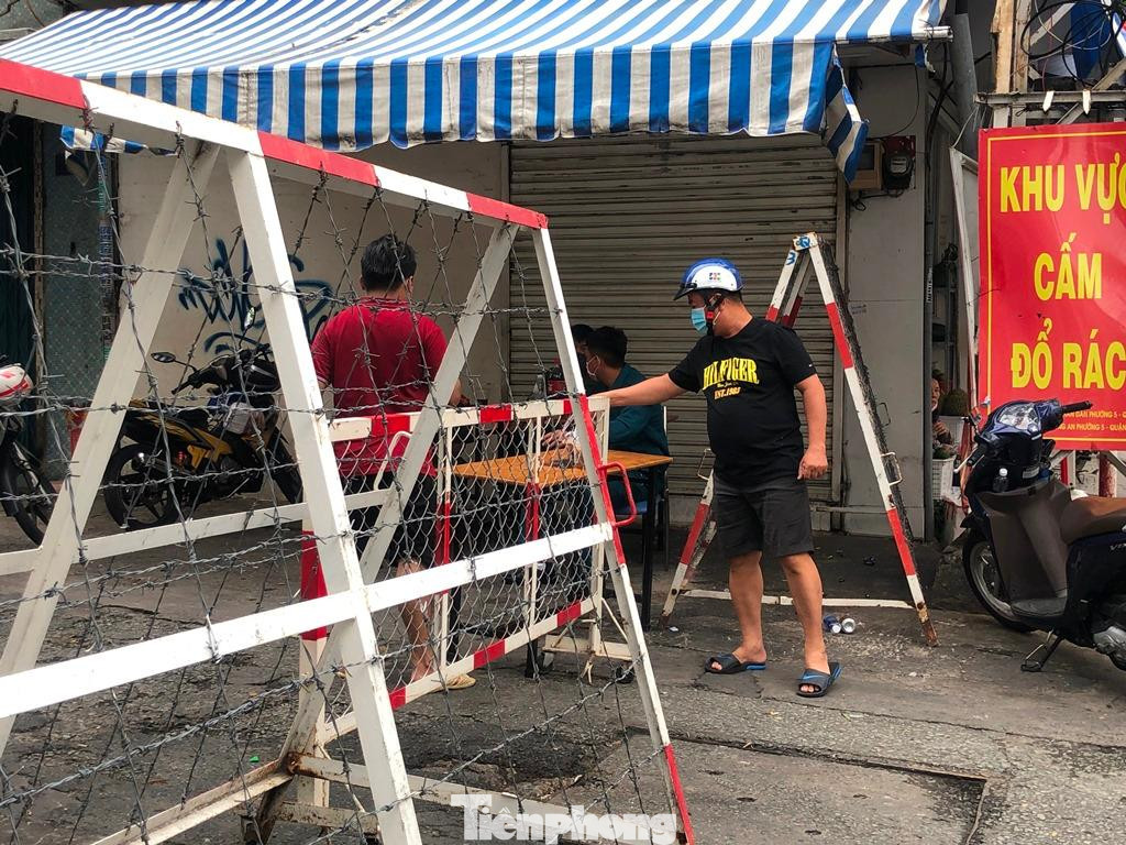 Tuy nhiên người dân vẫn có thể đặt hàng online và có người giao tận nơi. Hàng hóa khi giao nhận đều được phun xịt khử khuẩn, kể cả tiền mặt khi trả cũng được khử khuẩn cẩn thận. Tuy nhiên người dân vẫn có thể đặt hàng online và có người giao tận nơi. Hàng hóa khi giao nhận đều được phun xịt khử khuẩn, kể cả tiền mặt khi trả cũng được khử khuẩn cẩn thận.