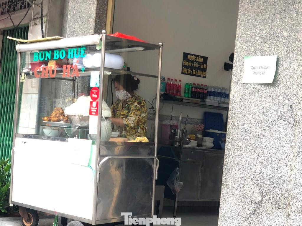 Chủ quầy treo biển hiệu "Quán chỉ bán mang về", đồng thời từ chối phục vụ tại chỗ dù không gian quán rất rộng. Chủ quầy treo biển hiệu "Quán chỉ bán mang về", đồng thời từ chối phục vụ tại chỗ dù không gian quán rất rộng.