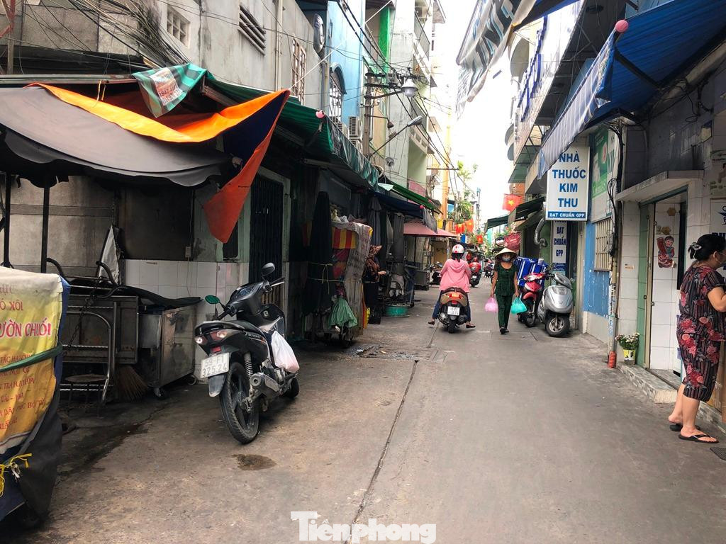 Khu ẩm thực sầm uất bên hông chợ Vườn Chuối (Q.3) cũng không còn quán nào kinh doanh. "Giờ có mở bán cũng không ai ghé vào ăn nên tạm nghỉ luôn. Mong dịch sẽ mau qua" - cô Chi, một người kinh doanh ăn uống ở khu vực này nói. Khu ẩm thực sầm uất bên hông chợ Vườn Chuối (Q.3) cũng không còn quán nào kinh doanh. "Giờ có mở bán cũng không ai ghé vào ăn nên tạm nghỉ luôn. Mong dịch sẽ mau qua" - cô Chi, một người kinh doanh ăn uống ở khu vực này nói.