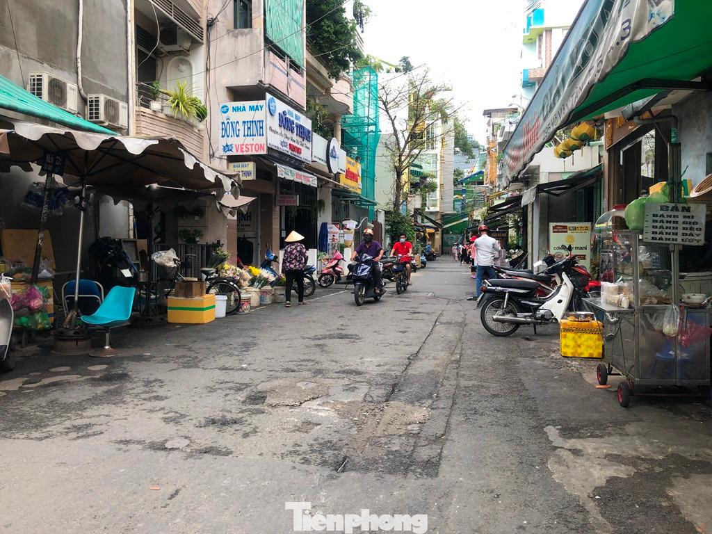 Những khu vực kế cận hẻm phong tỏa ở quận 3 cũng trở nên trầm lắng, không còn cảnh mua bán tấp nập như trước. Những khu vực kế cận hẻm phong tỏa ở quận 3 cũng trở nên trầm lắng, không còn cảnh mua bán tấp nập như trước.