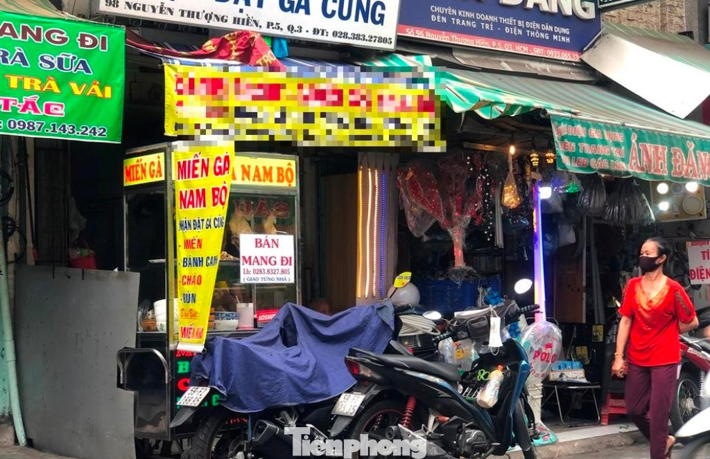Một số quán có bán tại chỗ nhưng cũng dọn bớt bàn ghế, giãn cách 1-2 mét nhưng hầu như rất vắng khách. "Từ lúc xuất hiện nhiều chuỗi lây nhiễm, trong đó có người mắc COVID-19 làm nghề buôn bán hàng ăn, chúng tôi bỏ hẳn thói quen ra tiệm ăn uống. Chủ yếu mua về hoặc tự nấu" - bà Thu (ngụ đường Nguyễn Tri Phương, Q.10) nói. Một số quán có bán tại chỗ nhưng cũng dọn bớt bàn ghế, giãn cách 1-2 mét nhưng hầu như rất vắng khách. "Từ lúc xuất hiện nhiều chuỗi lây nhiễm, trong đó có người mắc COVID-19 làm nghề buôn bán hàng ăn, chúng tôi bỏ hẳn thói quen ra tiệm ăn uống. Chủ yếu mua về hoặc tự nấu" - bà Thu (ngụ đường Nguyễn Tri Phương, Q.10) nói.