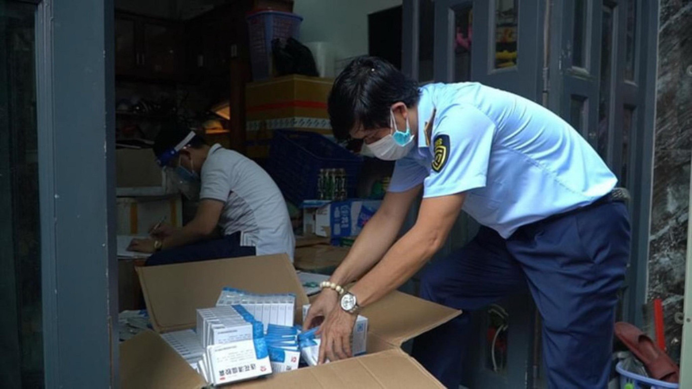 Cục QLTT TPHCM kiên tục ra quân kiểm tra và phát hiện nhiều sản phẩm lợi dụng dịch bệnh chuẩn bị tuồn ra thị trường