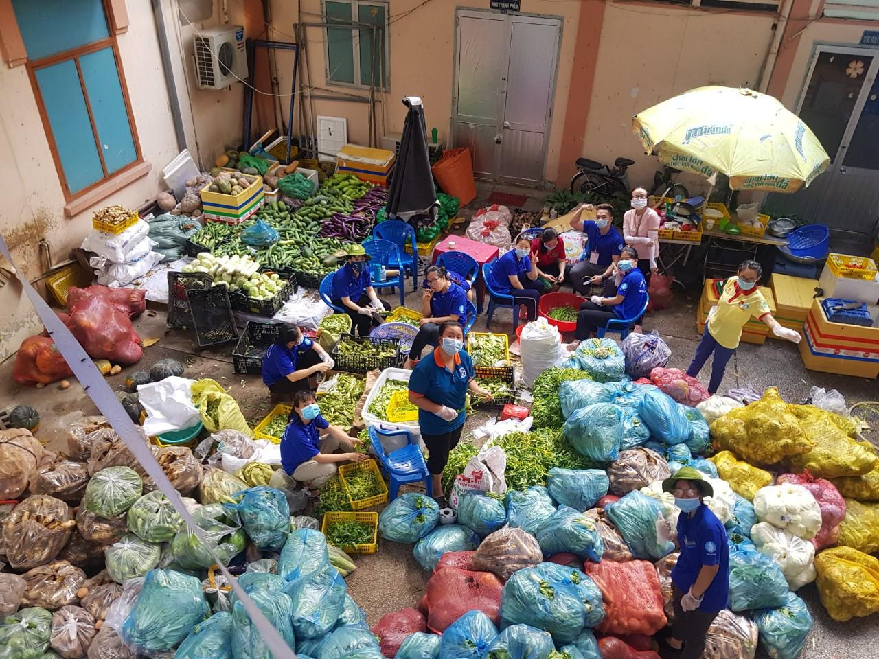 Bếp ăn Trung tâm Công tác xã hội thanh niên Thành phố như một chợ đầu mối thu nhỏ, với rất nhiều rau củ quả để chế biến món ăn. Bếp ăn Trung tâm Công tác xã hội thanh niên Thành phố như một chợ đầu mối thu nhỏ, với rất nhiều rau củ quả để chế biến món ăn.