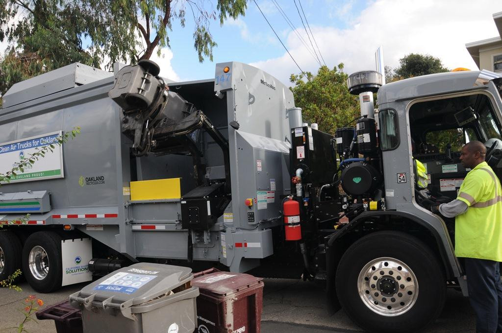 Nhân viên CWS thu gom rác tái chế tại Hoa Kỳ