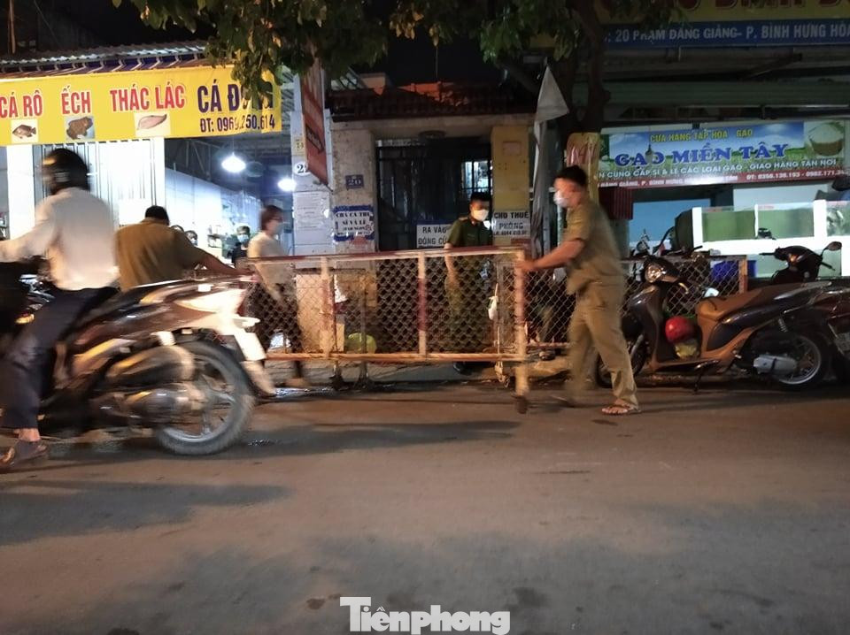 Hàng rào được dựng sẵn và hạn chế phương tiện và người dân ra vào