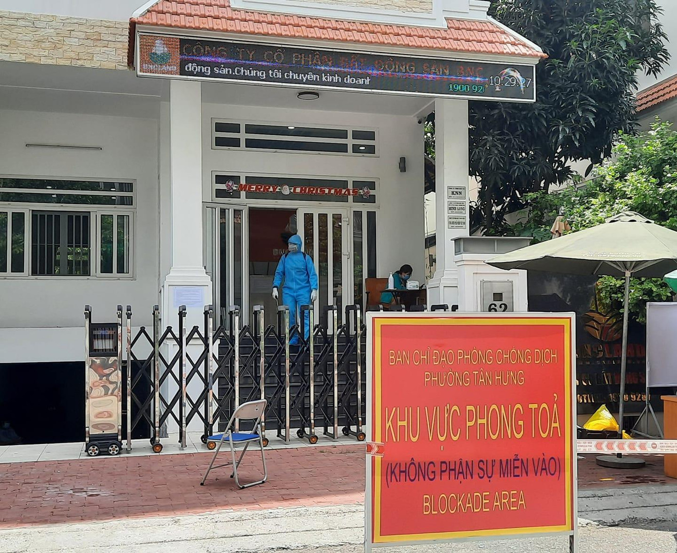 Phong tỏa nơi làm việc có ca nghi mắc COVID-19 (ảnh: HCDC) Phong tỏa nơi làm việc có ca nghi mắc COVID-19 (ảnh: HCDC)