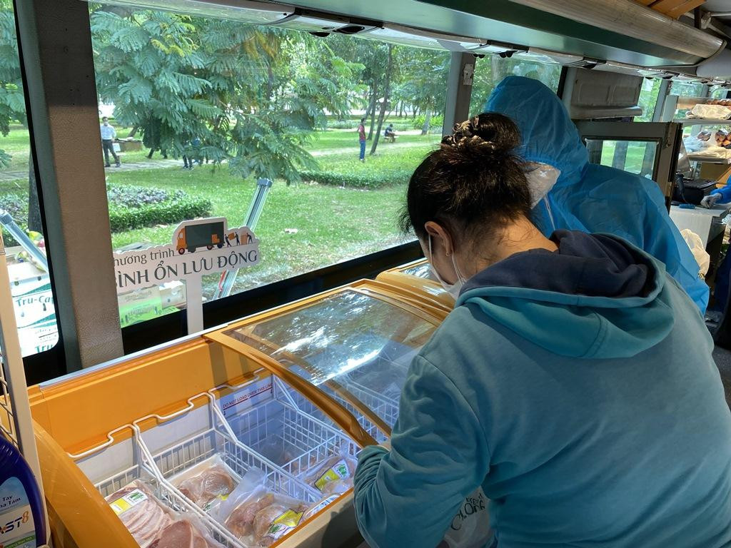 Từ rau củ, thịt cá đến mì gói, nước ngọt đều có trên một chuyến xe Từ rau củ, thịt cá đến mì gói, nước ngọt đều có trên một chuyến xe